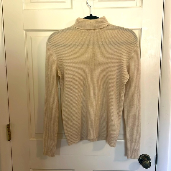 100% cashmere turtleneck from Scotland. It’s a large but runs like a medium - Picture 1 of 6